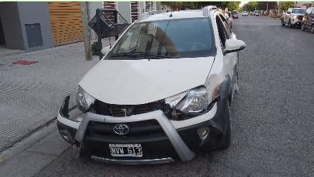 Borracha se chocó dos autos estacionados