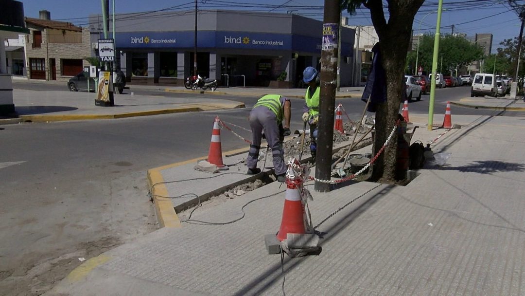 Más problemas en la peatonal de Villa Mitre: rompen los desagües para ampliarlos