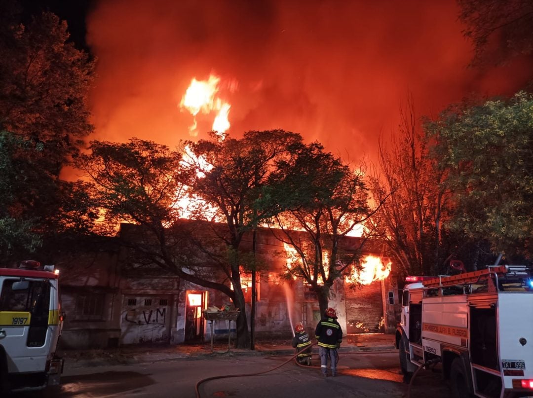 Impactante incendio en una carpintería de la ciudad provocó pérdidas totales
