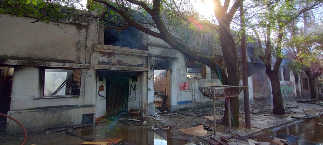 Se restablece paulatinamente el servicio de energía en la zona del incendio de una carpintería