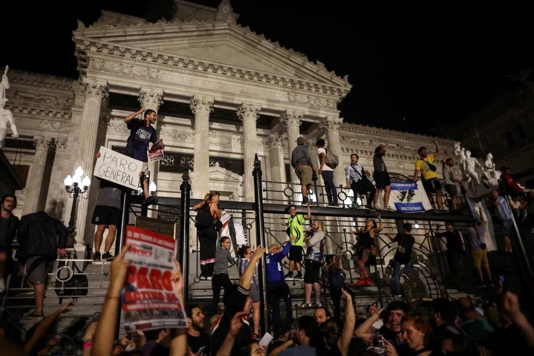 Tras la cadena nacional de Milei, hubo cacerolazos y una movilización al Congreso