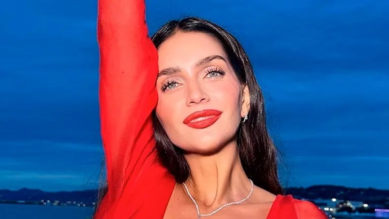 Zaira Nara hizo topless y compartió las fotos: “Preparada para la temporada de bocas rojas”