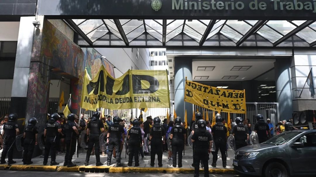La primera manifestación contra el gobierno de Milei: piqueteros marcharon por la vereda y escoltados por la policía