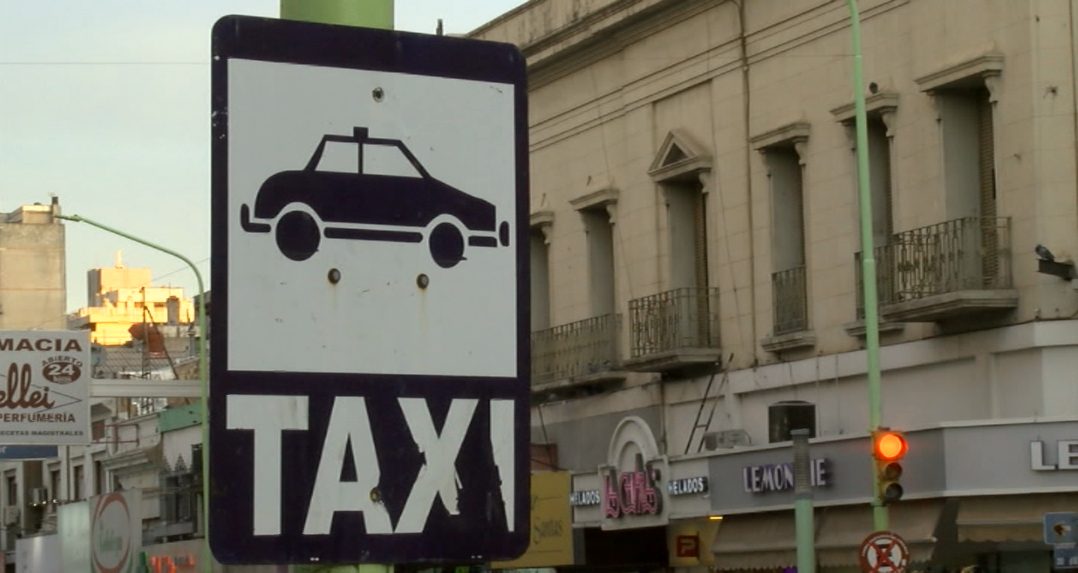 Reclamo de taxistas y remiseros en el centro por un aumento de tarifas