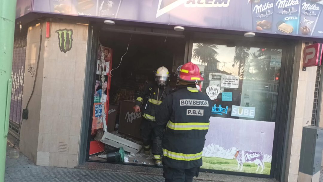 Se prendió fuego un kiosco en el barrio Universitario