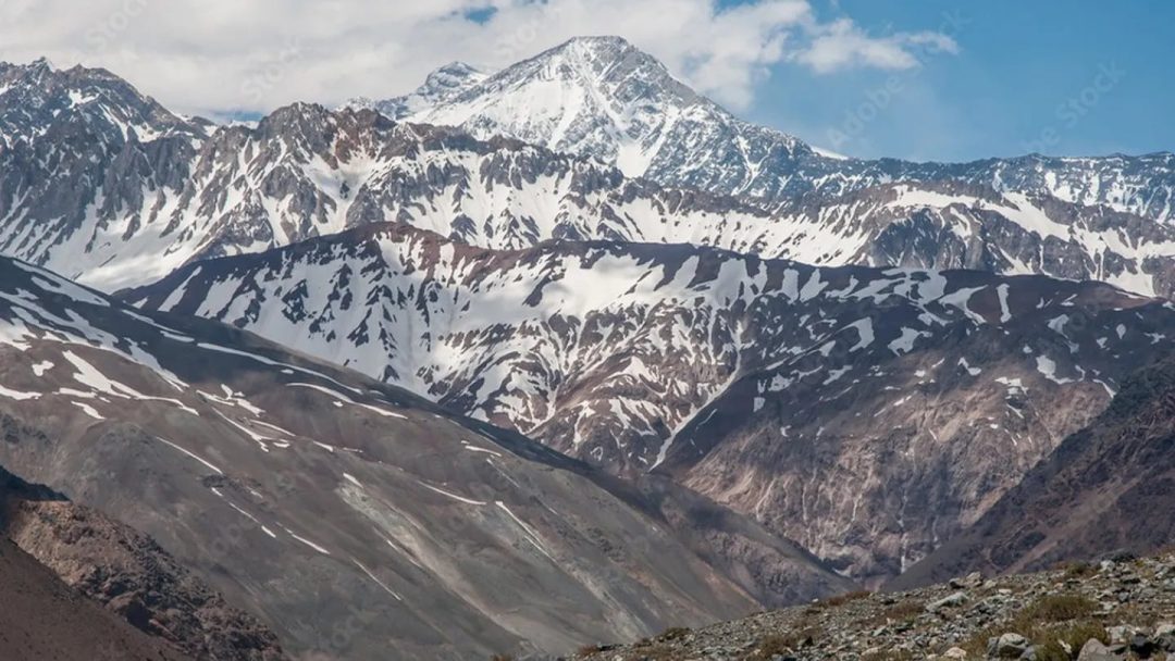 Buscan a tres andinistas desaparecidos desde el miércoles en el cerro Marmolejo: uno de ellos es intendente