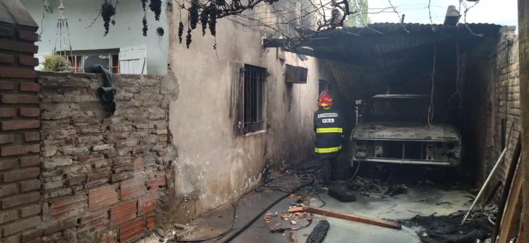 Dos personas asistidas y pérdidas totales en un taller mecánico, tras un incendio que afecto casas lindantes