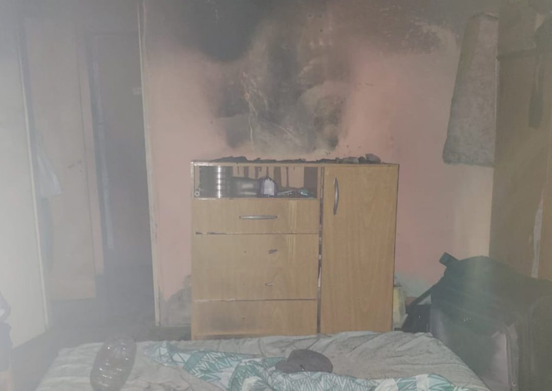 Se alumbraban con una vela y se les incendió la casa: dos menores fueron hospitalizados