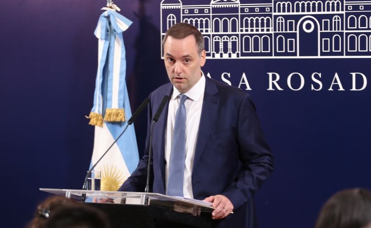 El Gobierno dijo que la Argentina “transita una hiperinflación” y anunció más recortes en el gasto público
