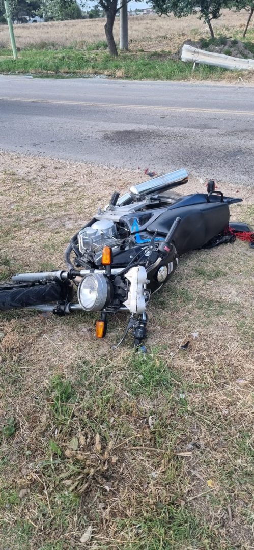 Un motociclista fue asistido tras chocar por detrás a un camión de Sapem Ambiental