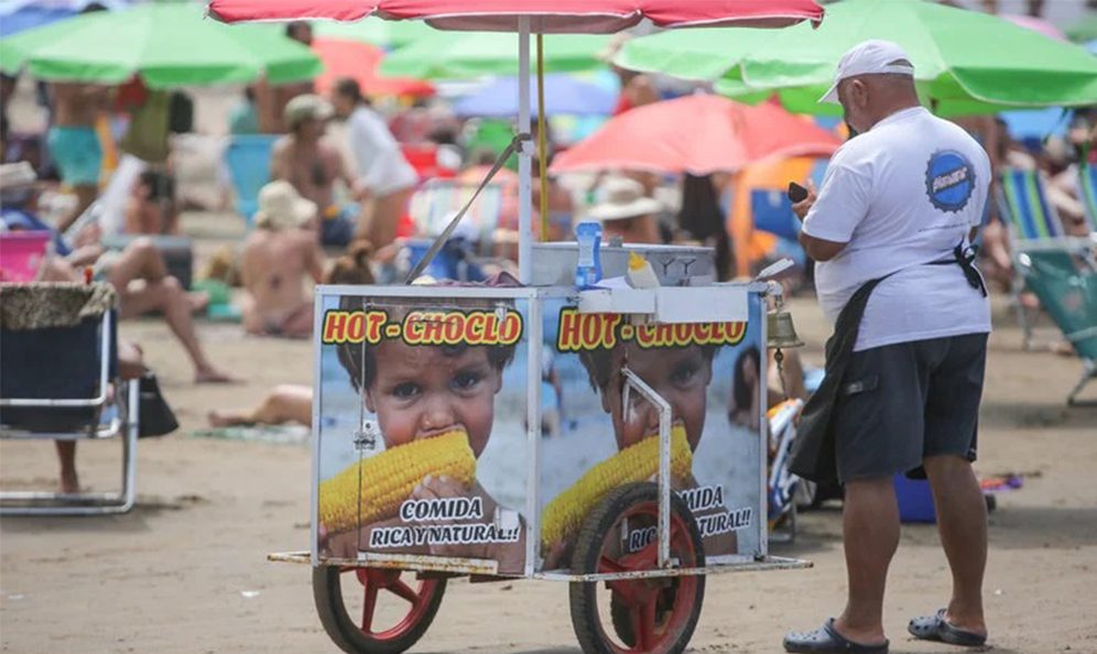 Golpe a la inflación: por pocas ventas bajan el precio de los choclos en la playa