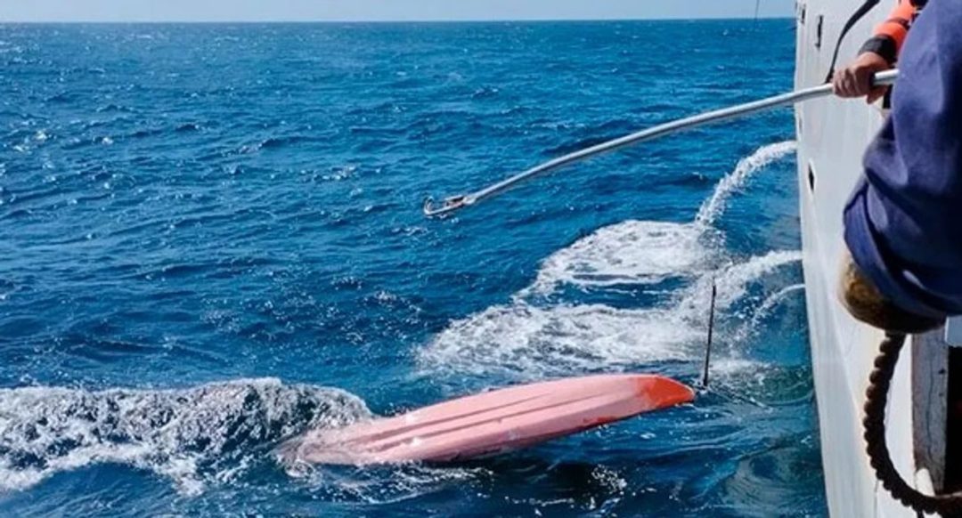 Encontraron el kayak de los dos pescadores desaparecidos en Cariló