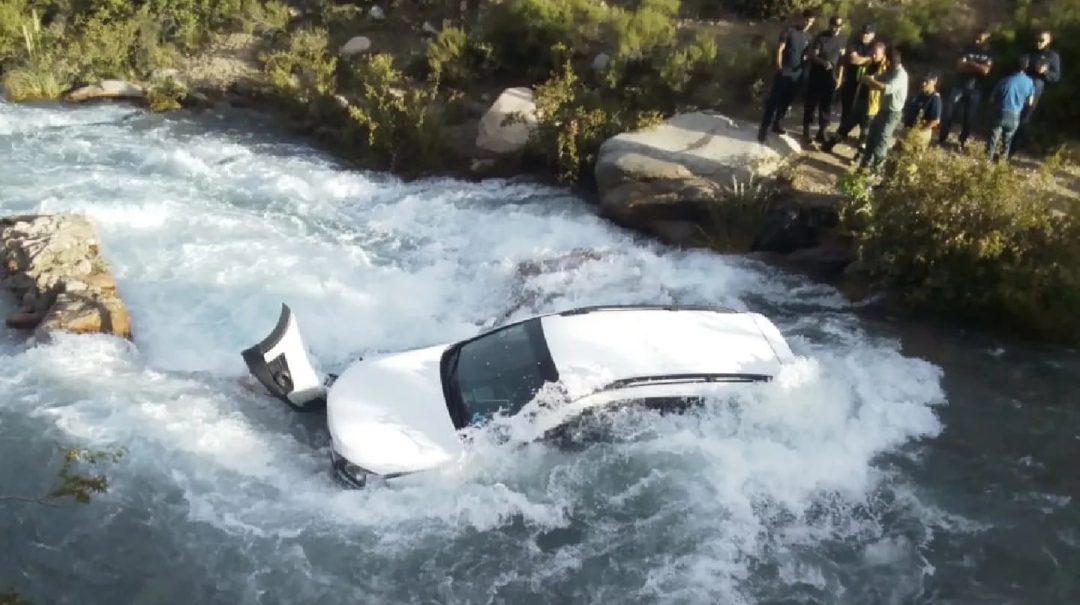 Tragedia en Mendoza: una joven murió luego de que el auto en el que viajaba cayera 7 metros hacia un arroyo