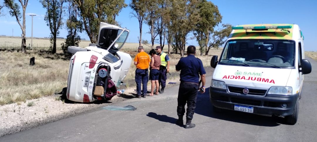 Un auto volcó en la ruta 33 y dos personas resultaron heridas