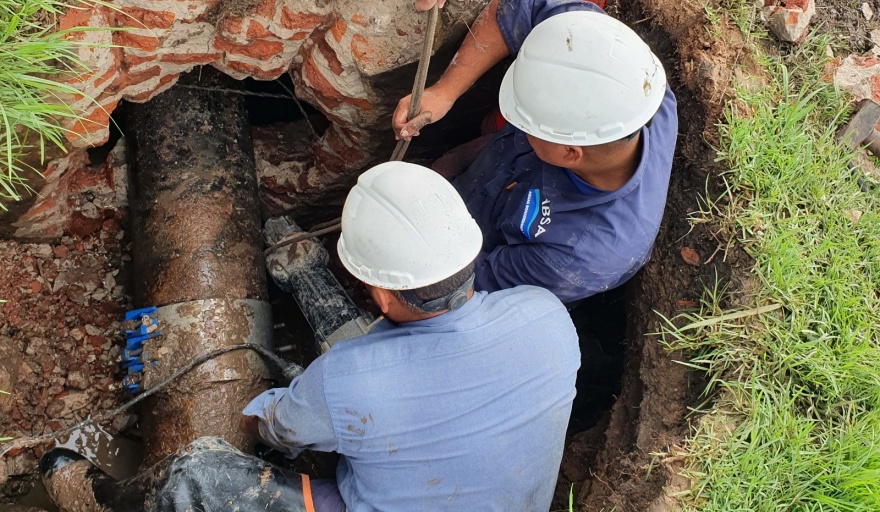 Comenzó la reparación de la rotura de un caño que dejó con baja presión a dos barrios de la ciudad