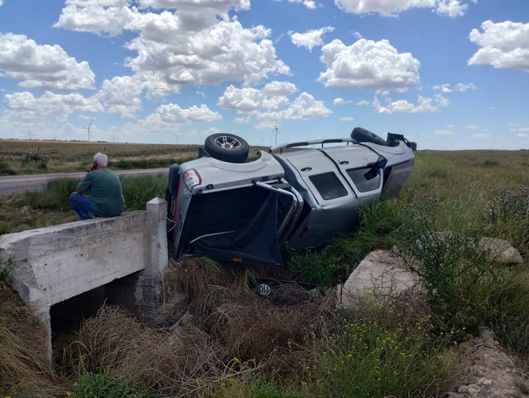 Perdió el control de su camioneta y volcó