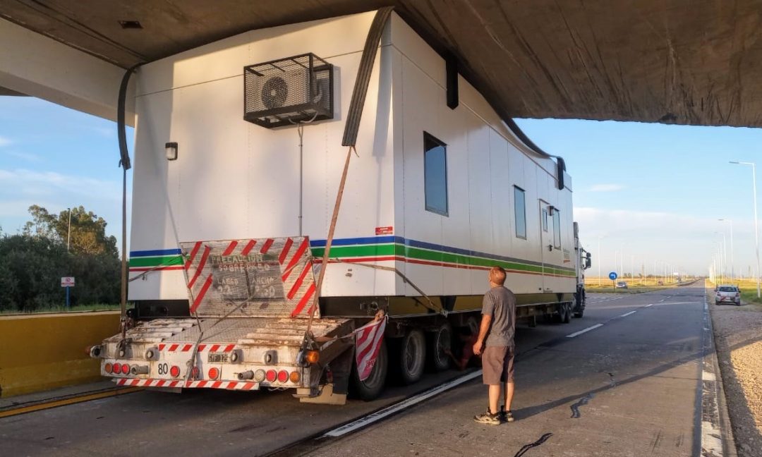 Un camión no calculó la altura, y se le complicó pasar el Puente Naranja