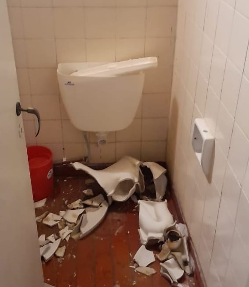 Destruyeron el baño público en Arroyo Pareja
