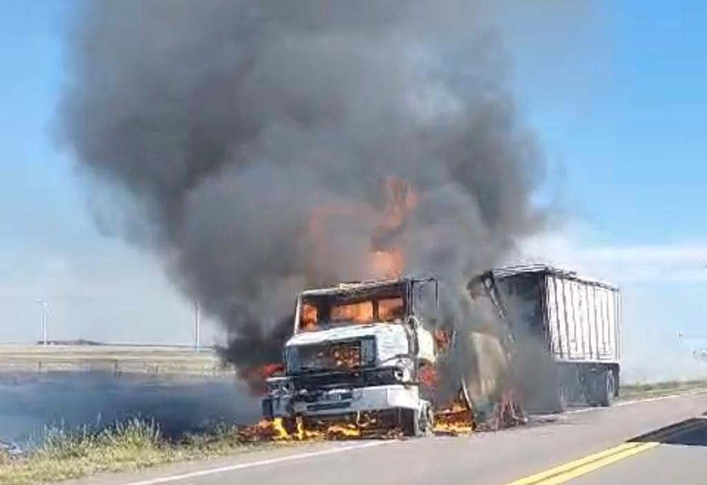 Se incendió un camión en la Ruta 33