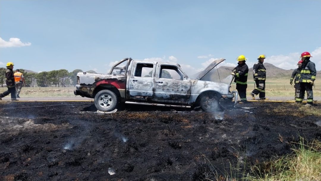 Una camioneta se incendió por completo en ruta 76