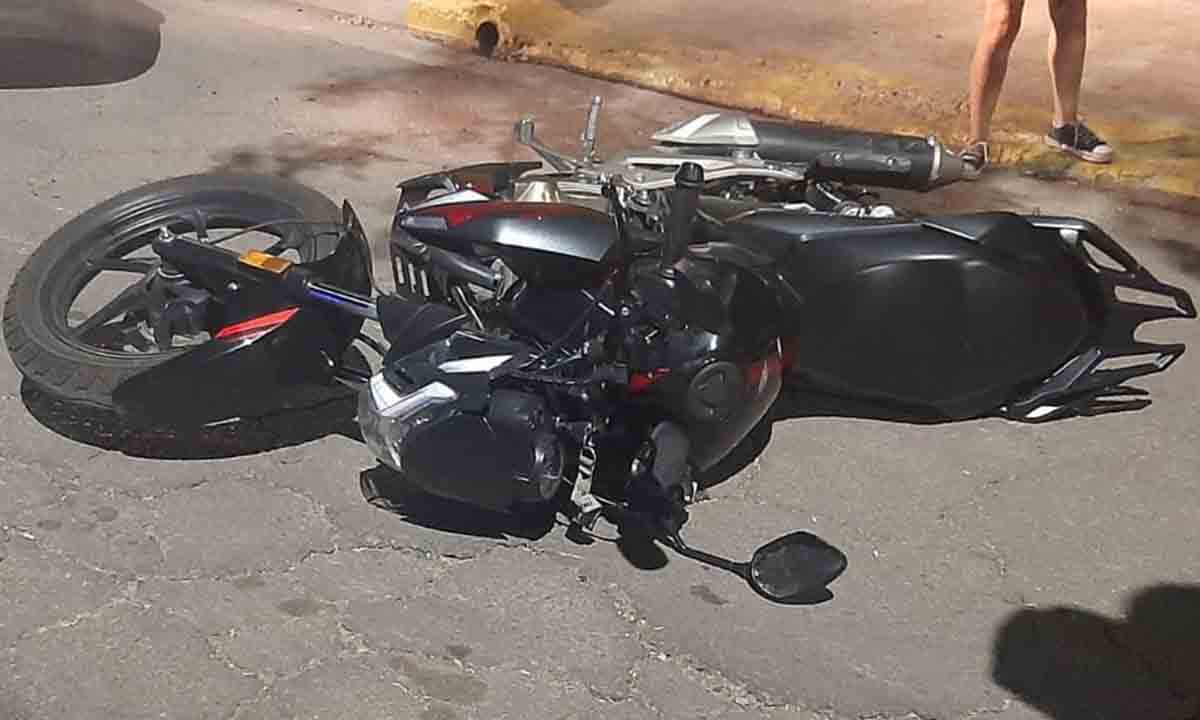 Un motociclista resultó herido tras impactar contra un auto