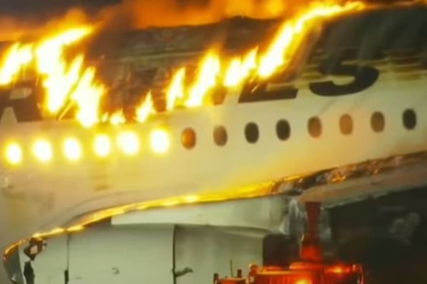Un avión de Japan Airlines se incendia en el aeropuerto de Tokio