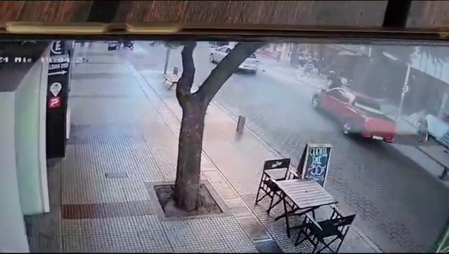 Video: un hombre persiguió a un ciclista hasta atropellarlo en pleno centro de la ciudad