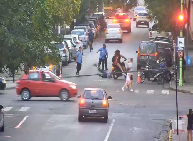Un motociclista atropelló a una inspectora de tránsito