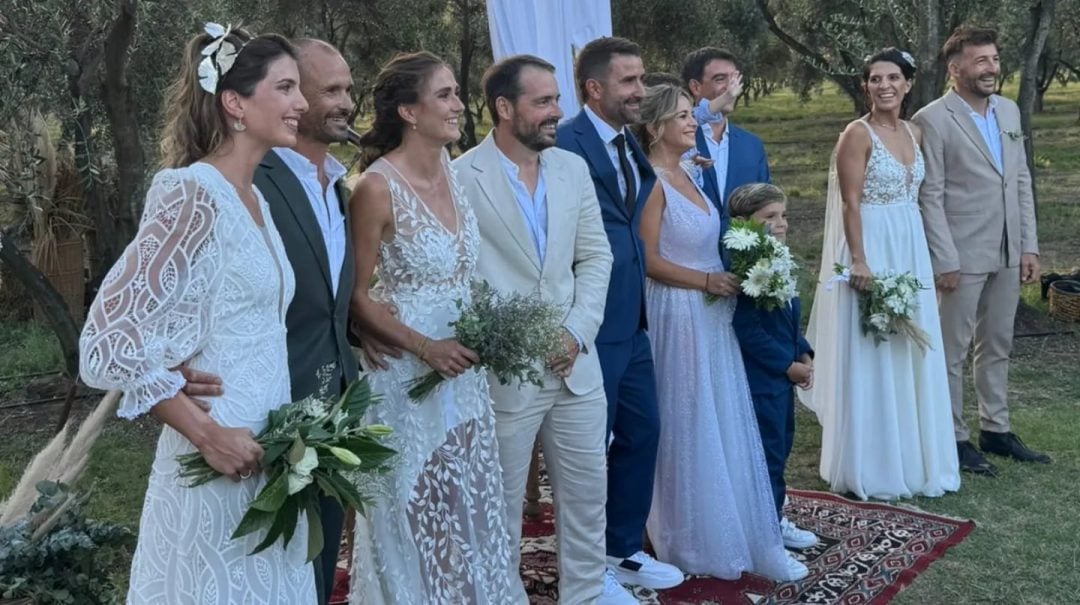 “¿Y si nos casamos todos juntos?”: son ocho amigos de toda la vida y con su boda revolucionaron el pueblo