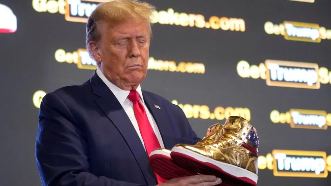 Trump lanzó su propia marca de zapatillas tras recibir una millonaria multa de un juez: “Nunca te rindas”