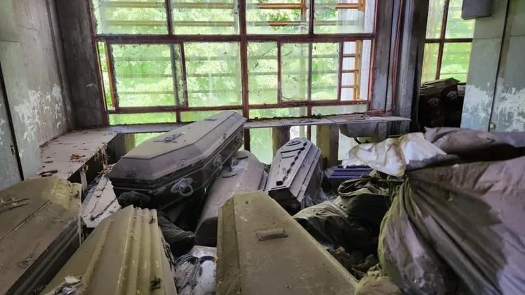 Horror en el Cementerio de La Plata: encontraron 500 ataúdes abandonados y 200 bolsas con huesos humanos