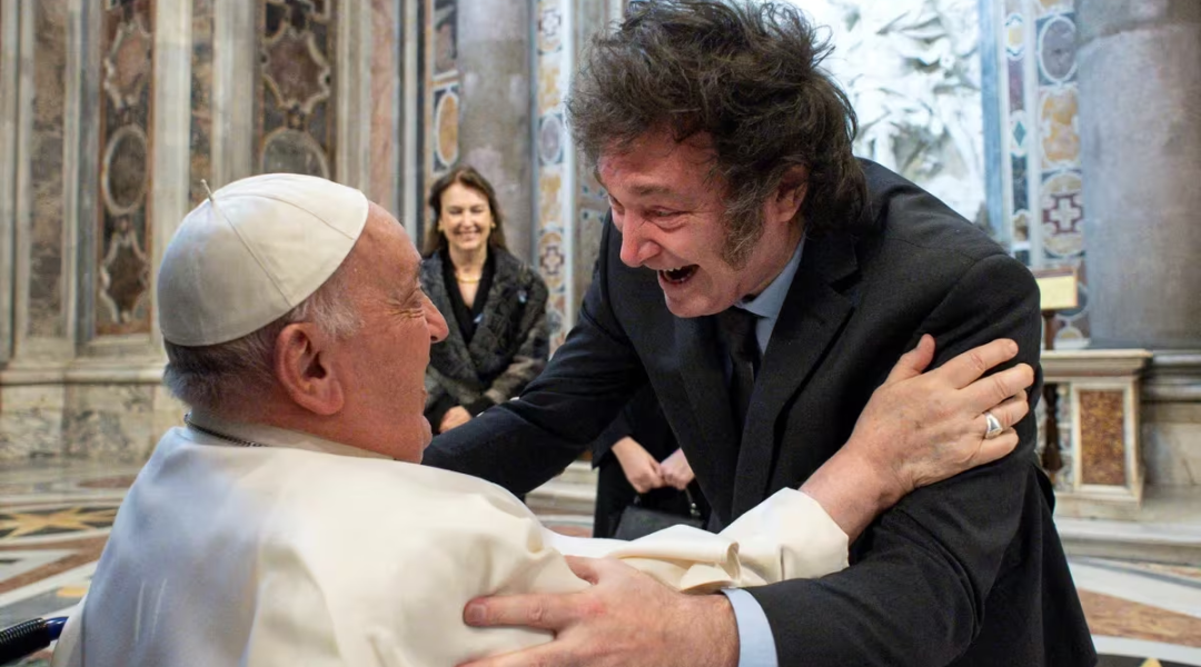 El primer encuentro público entre Milei y el Papa Francisco: un saludo y un  abrazo fuera de protocolo