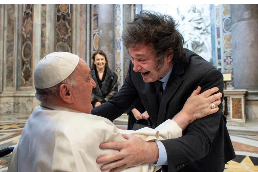 El primer encuentro público entre Milei y el Papa Francisco: un saludo y un abrazo fuera de protocolo