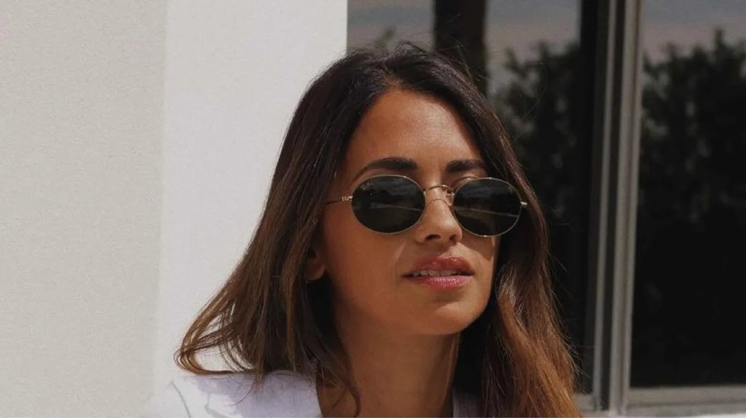 Antonela Roccuzzo deslumbró con un look urbano: jeans cut out, remera estampada y lentes de sol