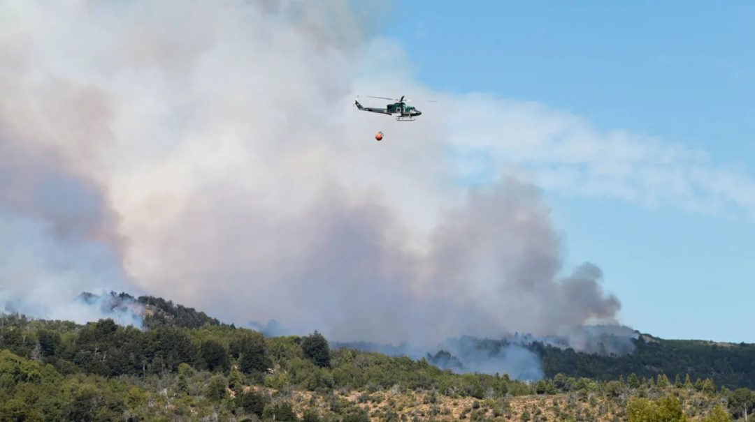 Incendios en Los Alerces: el fuego avanza en dirección a Esquel y ya se quemaron más de 6000 hectáreas