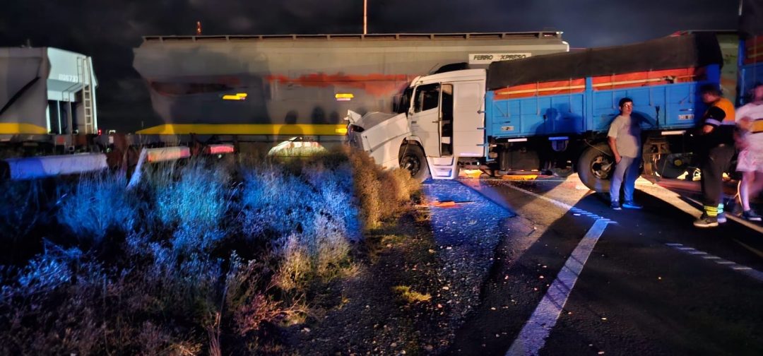 Un tren de carga embistió a un camión en el ingreso a Goyena