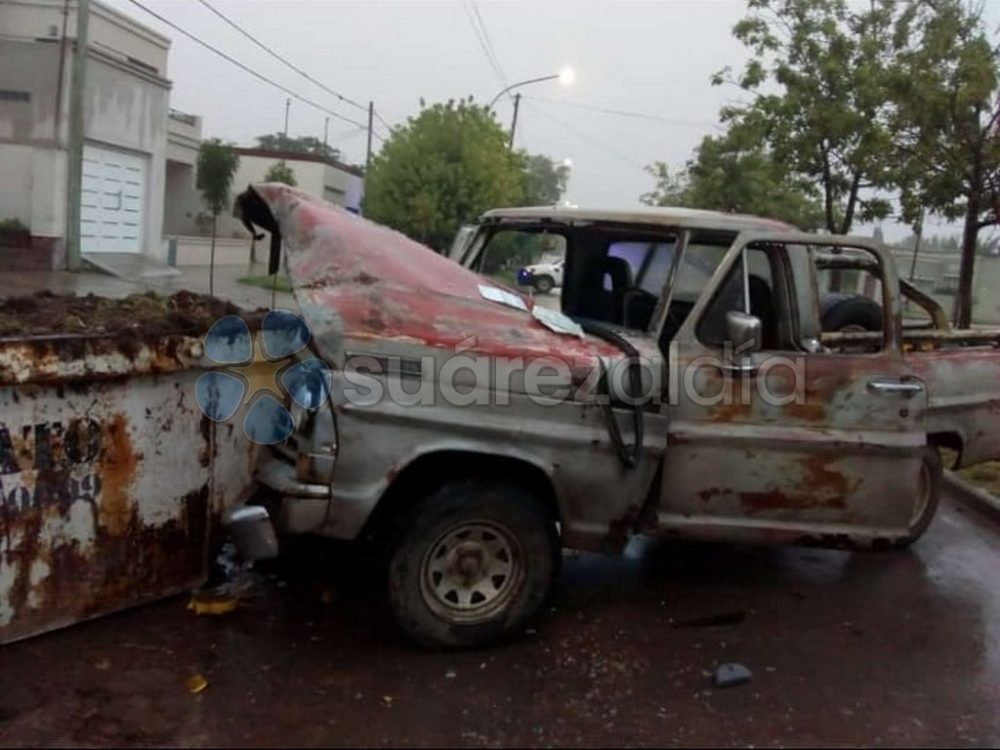 Coronel Suárez: un hombre perdió la vida al chocarse su camioneta contra un contanedor