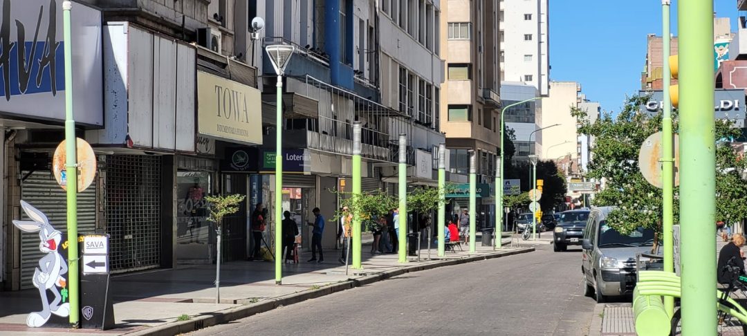 Muchos comercios cierran sus puertas el viernes santo y el lunes