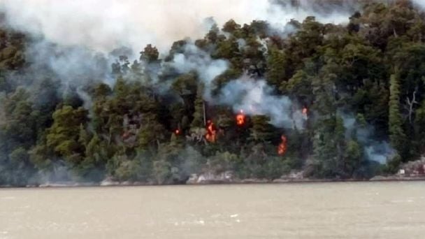 Bariloche, tapada por humo: un incendio en el Parque Nacional Nahuel Huapi alerta a vecinos y turistas