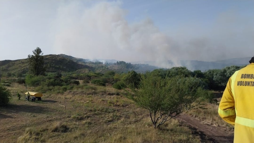 Bomberos trabajan intensamente en un incendio desatado frente a Villa Ventana