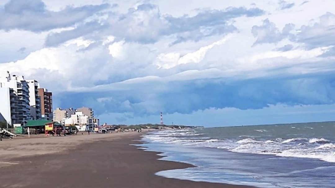 Monte Hermoso: Una nena de 12 años salvó a un niño de 4 que se estaba ahogando en el mar