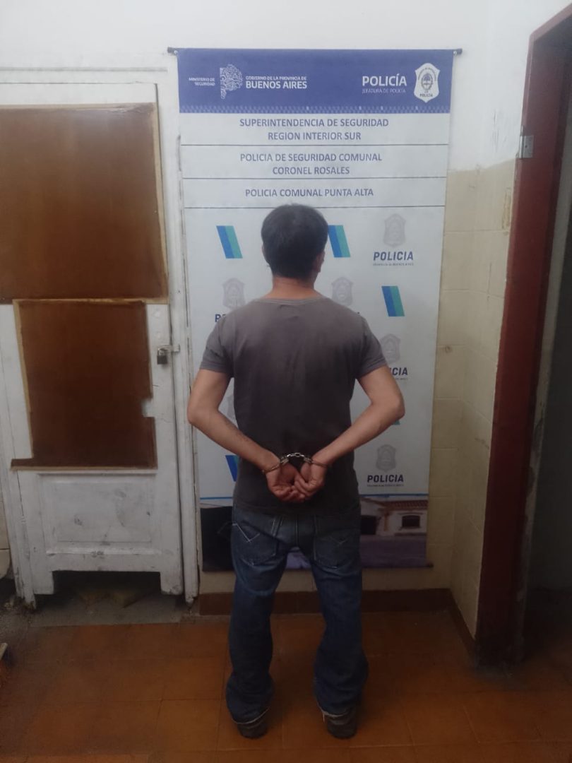 Cuchillo en mano, amenazó a su dos sobrinos. Quedó detenido