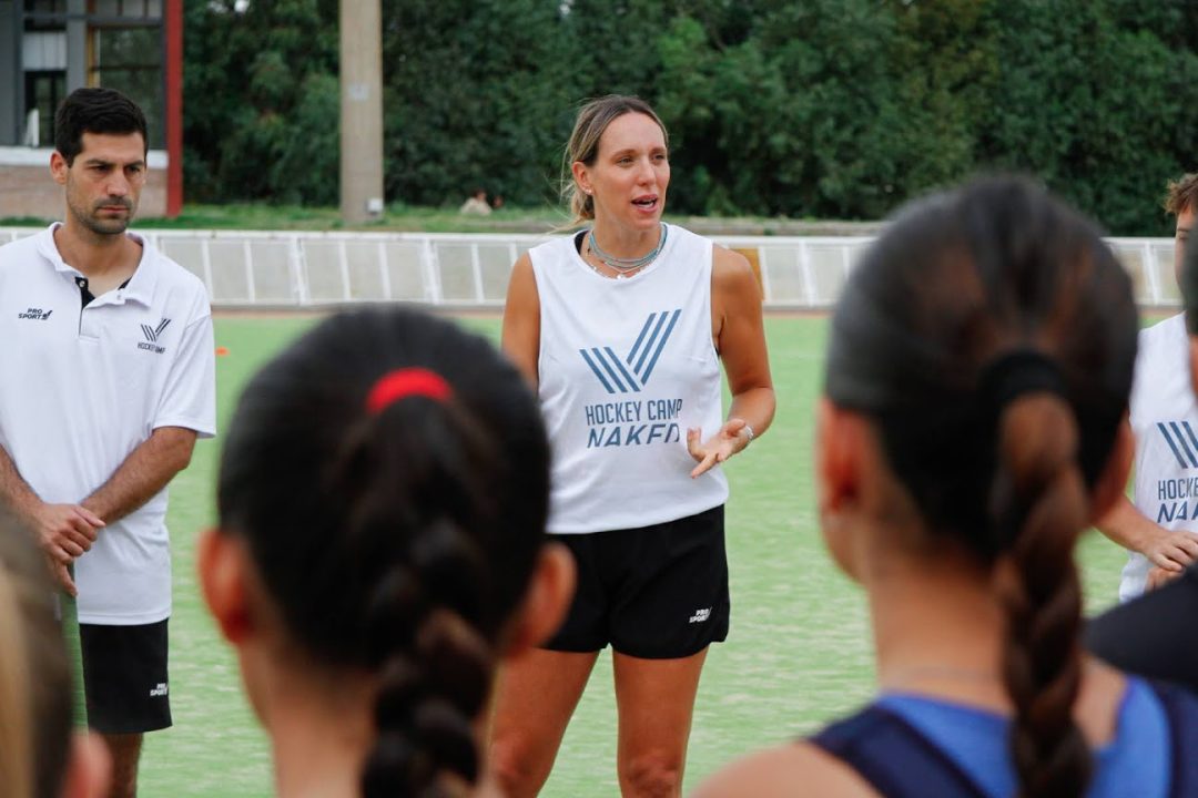 Una Leona llegó a Bahía para brindar una clínica de Hockey