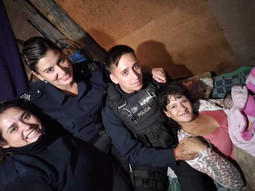 “Fue muy emocionante”, dijo una de las policías que ayudó a dar a luz a una beba en una casa