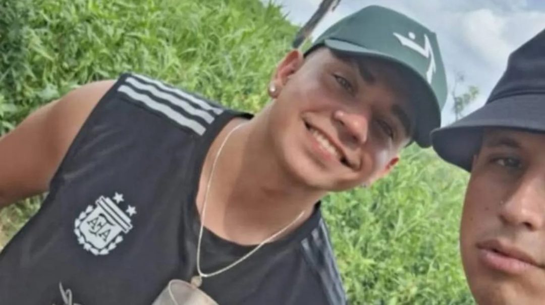 Desesperada búsqueda de dos jóvenes que cayeron al río Paraná mientras iban en una lancha que se dio vuelta