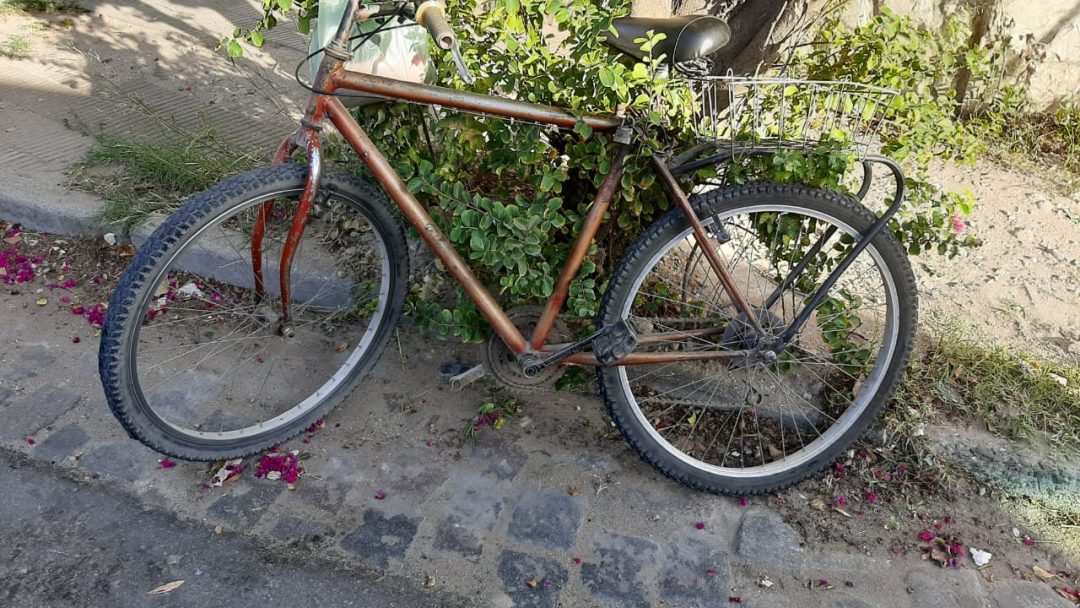 Abrió la puerta de su taxi sin ver que circulaba una ciclista