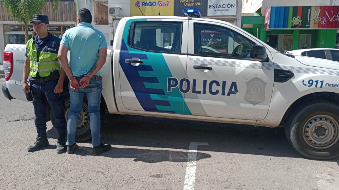 Detienen a madre e hijo: él agredió a su pareja, la mujer a la policía