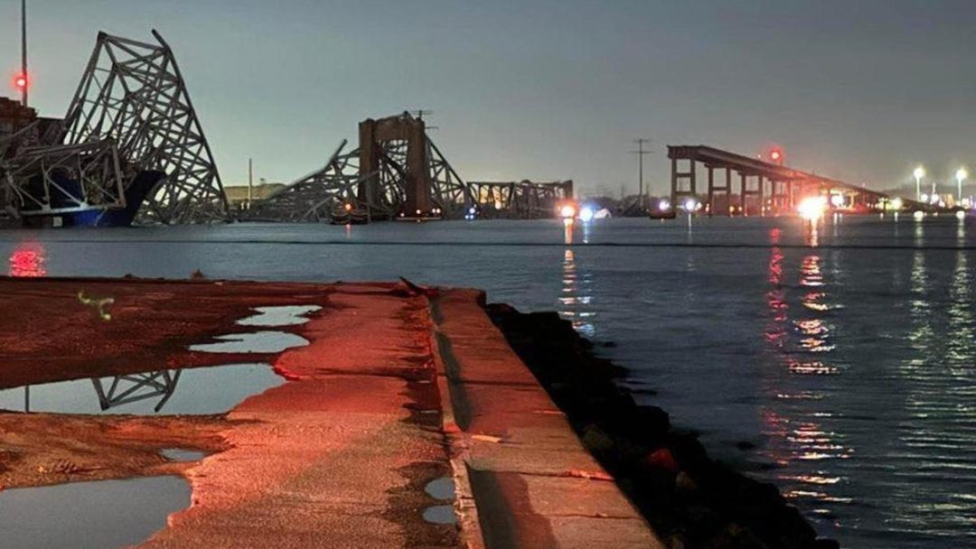 EEUU: un puente se desplomó tras ser impactado por un barco en Baltimore