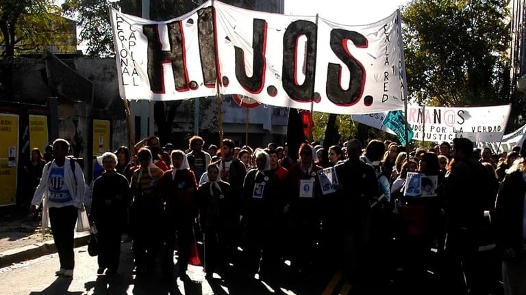 La agrupación HIJOS denunció que abusaron y amenazaron a una militante