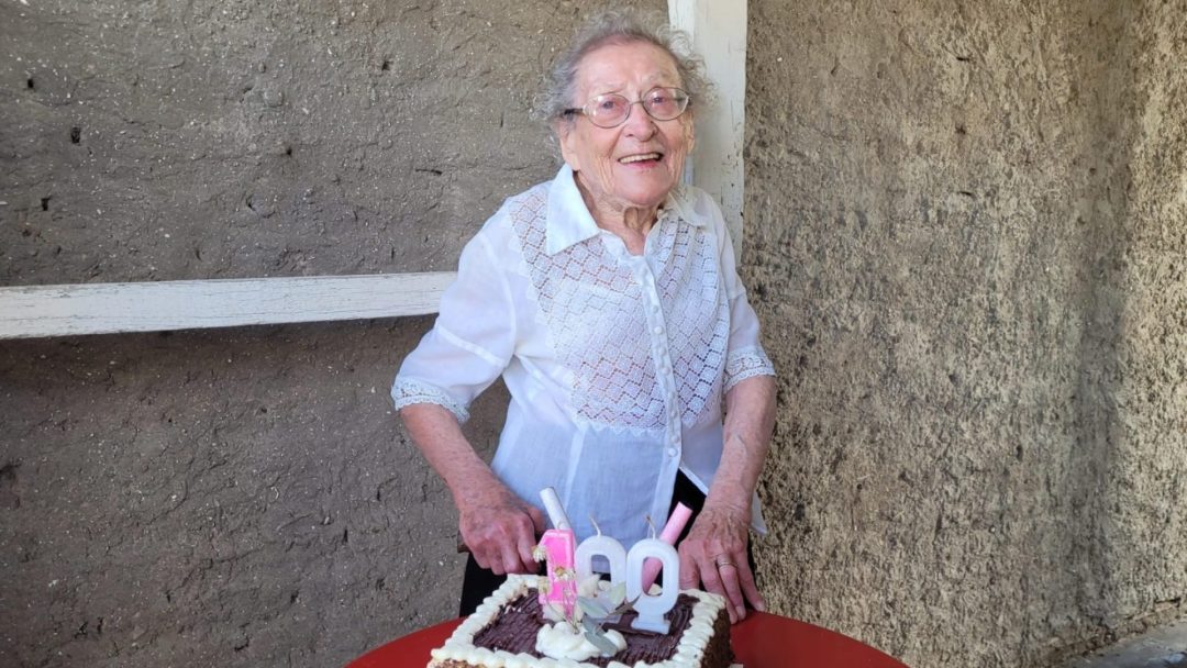 Ana cumplió 100 y sus vecinos la sorprendieron festejándolo en el barrio